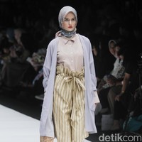 Desainer Ria Miranda mengangkat tema Korea untuk koleksi terbarunya yang ditampilkan di Jakarta Fashion Week 2019, Senayan City, Jakarta, Sabtu [20/10/2018]. Foto: Mohammad Abduh/Wolipop