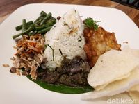 Artivator: Sedap! Nasi Campur dan Es Kopi Kacang Buatan Kafe Artsy di Depok