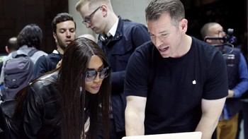 Model Naomi Campbell melihat-lihat MacBook Air versi warna gold. Foto: Reuters