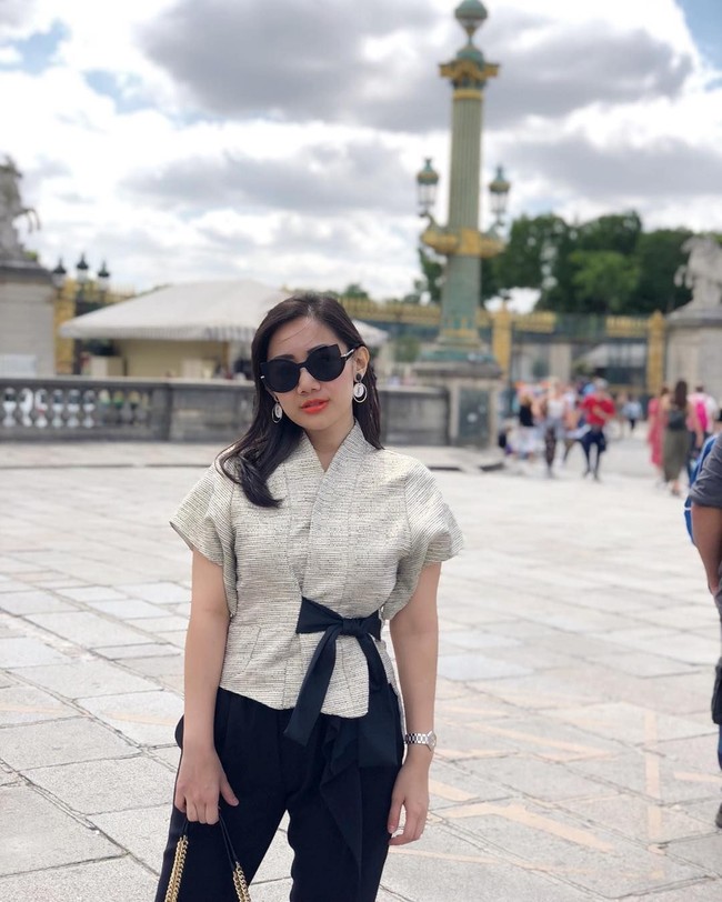 Jadi kan kemarin saya memang ulang tahun, awalnya Mas Adya jemput di kantor bilang mau ajak makan. Terus lewatin Jalan Gatot subroto sambil nyetir, dia bilang itu lihat di depan (billboard). Terus saya kaget lihat ada tulisan happy birthday, will you marry me, ada nama saya besar banget. Belum selesai kaget, Mas Adya suruh saya buka laci dashboard mobil. Ternyata ada kotak cincin. Terus dia menepi mobilnya, saya diajak turun dari mobil. Terus dia berlutut sambil ngasih cincin di depan billboard itu, cerita Nadia saat dihubungi Wolipop, Rabu (31/10/2018) Foto: Instagram @nadia.oct