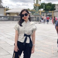 Jadi kan kemarin saya memang ulang tahun, awalnya Mas Adya jemput di kantor bilang mau ajak makan. Terus lewatin Jalan Gatot subroto sambil nyetir, dia bilang itu lihat di depan (billboard). Terus saya kaget lihat ada tulisan happy birthday, will you marry me, ada nama saya besar banget. Belum selesai kaget, Mas Adya suruh saya buka laci dashboard mobil. Ternyata ada kotak cincin. Terus dia menepi mobilnya, saya diajak turun dari mobil. Terus dia berlutut sambil ngasih cincin di depan billboard itu, cerita Nadia saat dihubungi Wolipop, Rabu (31/10/2018) Foto: Instagram @nadia.oct