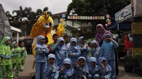 Bersama official mascot Albacadabra Elsi (Foto: Dok. SMA PU Al Bayan)