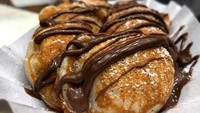 Berasal dari Belanda, camilan manis yang satu ini cukup terkenal di Indonesia. Bentuknya bulat kecil, tapi tekstur dan rasanya mirip seperti pancake. Foto: Instagram @poffertjes.mannheim