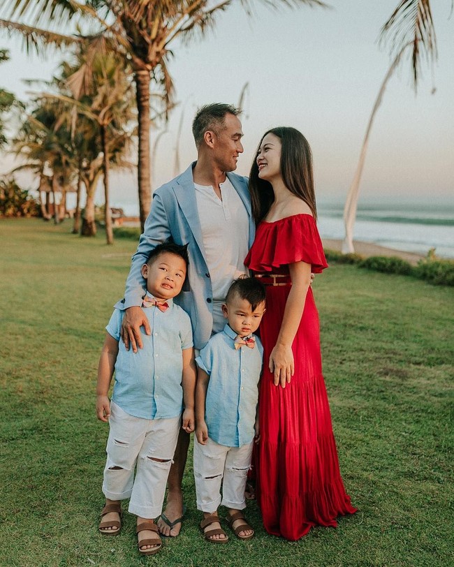 Kali ini pernikahan ulang tersebut pun semakin seru karena disaksikan pula oleh dua putra mereka. Foto: Instagram (@tjinlee)