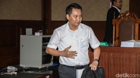 Tak hanya Fahmi Habsyi, Fayakhun juga disebut jaksa berkomunikasi dengan Direktur PT Rohde and Schwarz Indonesia Erwin Arief meminta bantuan untuk mengupayakan alokasi proyek Satelit Monitoring di Bakamla. Sebab proyek itu akan mempergunakan barang atau produk dari PT Rohde and Schwarz Indonesia. Fayakhun pun dijanjikan tambahan komitmen fee dari Fahmi Darmawansyah.