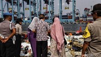 Sejumlah keluarga korban lainnya nampak hadir di Dermaga JICT 2, Tanjung Priok untuk memantau perkembangan proses evakuasi yang telah memasuki hari ke-3 pasca jatuhnya pesawat Lion Air JT 610 di perairan Laut utara Karawang, Jawa Barat.