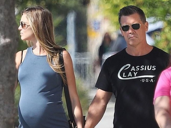 Usia kehamilan Kathryn Boyd sudah memasuki trimester ketiga. Yang artinya, waktu persalinan sudah mendekat. Ia terlihat berjalan bersama Josh di Santa Monica, California, Selasa (30/10/2018). Foto: istimewa