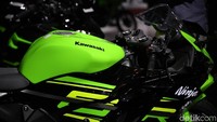 Kawasaki ZX-6R hanya tersedia satu warna yakni hijau.