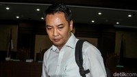 Mantan anggota DPR Fayakhun Andriadi dituntut 10 tahun penjara dan denda Rp 1 miliar subsider 6 bulan kurungan. Fayakhun diyakini jaksa menerima uang suap USD 911.480 dari mantan Direktur PT Merial Esa Fahmi Darmawansyah. 
