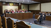 Mengadili, menyatakan terdakwa Adriatma dan Asrun terbukti bersalah melakukan tindak pidana korupsi secara bersama-sama, ujar ketua majelis hakim di Pengadilan Tindak Pidana Korupsi Jakarta, Rabu (31/10/2018).