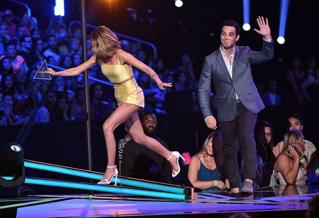 Beruntung, Sarah berhasil menyeimbangkan kembali tubuhnya sehingga tidak sampai terjatuh. Foto: Getty Images