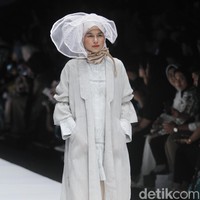 Namun, warna-warna pastel yang blooming sebaiknya ditinggalkan. Para desainer memilih warna feminin yang lebih dewasa seperti dusty pink, terracota, khaki, dan mint.  Foto: Mohammad Abduh/Wolipop