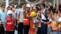 Jokowi menyapa para pekerja konstruksi