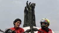 2 Riders Road Warriors berpose dengan latar belakang Tugu Proklamasi Rengasdengklok.