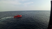 Tahap selanjutnya jika mendapat titik dari ping locator maka perlu dipastikan hasil temuan itu menggunakan Remote Operated Vehicle (ROV). Tim berharap pencarian hari ini membuahkan hasil. (Foto: Matius Alfons/detikcom)