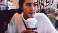 Foto ini jadi bukti lain kalau pemain film Teman Tapi Menikah ini doyan kopi. Foto: Instagram bebytsabina