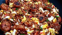 Nasi merah lebih menyehatkan dan bikin kenyang. Enak dipadu dengan sosis dan telor orak-arik. Yummy! Foto : Instagram @umamefoodie