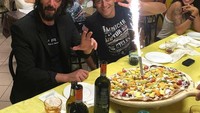 Rayakan ulang tahun bersama teman-teman terdekatnya, Keanu mendapatkan kejutan manis satu pan pizza berisi aneka buah dan kembang api yang meriah. Foto: Hollywood - Istimewa