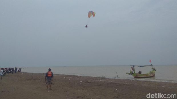 Paramotor Indonesia ikut membantu menyisir puing Lion Air lewat udara, Rabu (31/10/2018)