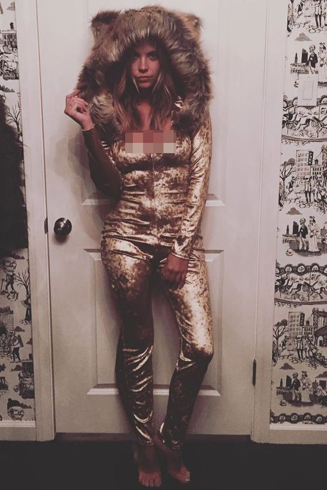 Ashley Benson memakai kostum singa dengan caption, Cecil the Lion di Instagram, yang kini telah dihapus. Cecil adalah nama singa berusia 13 tahun yang dibunuh oleh seorang dokter gigi Amerika, dan lalu membuat publik geram. Ashley kemudian meminta maaf lewat Instagramnya. Foto: Instagram