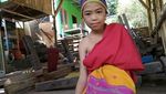 Foto: Lihat Anak Suku Bayan Pakai Tenun, Jadi Pengen Beli Deh