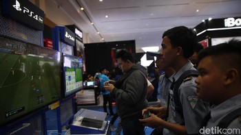 Main PS4 pun bisa di Indocomtech 2018. (Foto: Agung Pambudhy/detikINET)