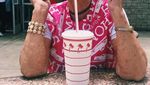 Momen Baddie Winkle, Nenek-nenek Selebgram yang Nyentrik Saat Kulineran