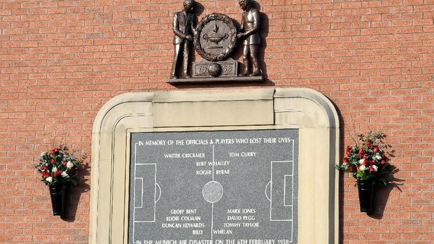 Prasasti peringatan tragedi Munich di Stadion Old Trafford. (