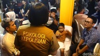Momen saat pendamping psikolog menemani keluarga korban Lion Air di RS Polri, jakarta, Rabu (31/10/2018).