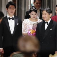 Putri Ayako ternyata memiliki satu gaun pengantin lagi, kali ini lebih modern. Gaun pesta resepsi Ayako tampil dengan kain embroidery 3D dengan dalaman pink yang manis. Foto: Dok. Reuters