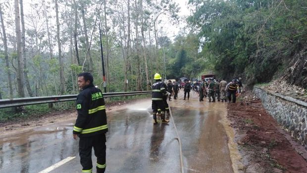 Lumpur di Jalan Raya Pangalengan Dibersihkan, Warga Diminta Hati-hati