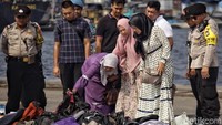 Sejumlah barang-barang milik korban pesawat Lion Air JT 610 ditemukan petugas penyelamat saat melakukan penyisiran badan pesawat dan black box atau kotak hitam pesawat Lion Air JT 610.