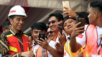 Jokowi juga melayani permintaan foto bersama pekerja konstruksi.