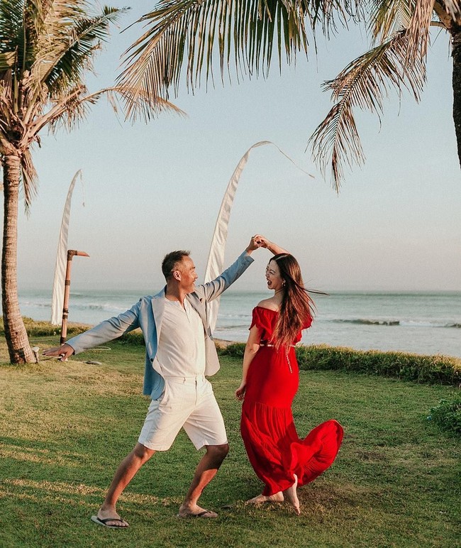 Pesta pernikahan dalam rangka merayakan satu dekade hari jadi mereka tersebut diselenggarakan di Villa Atas Ombak di Seminyak, Bali. Bali will always hold a special place in our hearts ❤️ begitu tulis Tjin Lee di Instagramnya.  Foto: Instagram (@tjinlee)