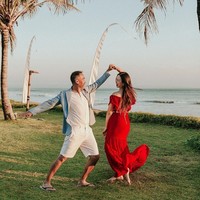 Pesta pernikahan dalam rangka merayakan satu dekade hari jadi mereka tersebut diselenggarakan di Villa Atas Ombak di Seminyak, Bali. Bali will always hold a special place in our hearts ❤️ begitu tulis Tjin Lee di Instagramnya.  Foto: Instagram (@tjinlee)