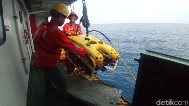KR Baruna Jaya I milik BPPT menerjunkan ROV ke laut