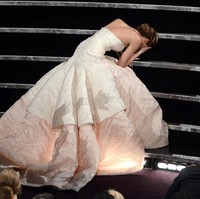 Momen selebriti jatuh paling diingat adalah Jennifer Lawrence di Academy Awards 2013. Aktris 28 tahun ini terjerembab gaunnya sendiri saat menaiki tangga untuk menerima penghargaan Aktris Terbaik lewat film Silver Linings Playbook. Foto: Getty Images
