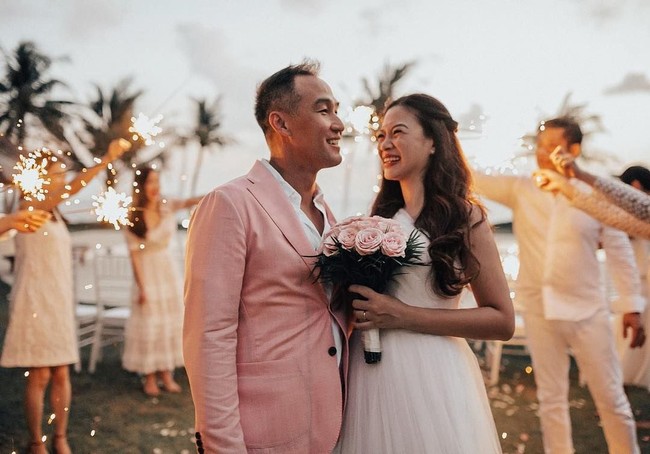 10 tahun berselang, keduanya pun memperbarui janji pernikahan. Seperti menikah ulang, keduanya kembali menggelar pesta pernikahan di Bali pada Mei 2018 silam.  Foto: Instagram (@tjinlee)