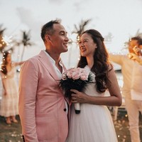 10 tahun berselang, keduanya pun memperbarui janji pernikahan. Seperti menikah ulang, keduanya kembali menggelar pesta pernikahan di Bali pada Mei 2018 silam.  Foto: Instagram (@tjinlee)