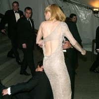 Adrien Brody terjatuh saat mencoba mencegah ibunya jatuh dari tangga saat menghadiri Met Gala pada April 2003. Sialnya, Nicole Kidman yang berada di belakang ikut tertubruk tubuh Adrien. Foto: Getty Images