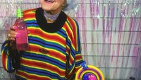 Foto ini diambil ketika nenek Winkle ulang tahun ke 89. Kue ulang tahunnya punya warna senada dengan bajunya ya. Foto: instagram @baddiewinkle