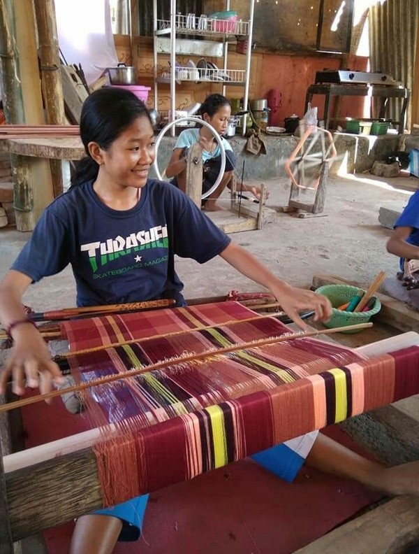 Tidak hanya dalam proses penenunan, sakralisasi terhadap Kain Bayan juga terefleksi melalui makna-makna kombinasi warna dalam kain tenunnya (dok Jajaq Bayan/Istimewa) Tidak hanya dalam proses penenunan, sakralisasi terhadap Kain Bayan juga terefleksi melalui makna-makna kombinasi warna dalam kain tenunnya (dok Jajaq Bayan/Istimewa)