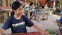 Tidak hanya dalam proses penenunan, sakralisasi terhadap Kain Bayan juga terefleksi melalui makna-makna kombinasi warna dalam kain tenunnya (dok Jajaq Bayan/Istimewa)