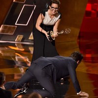 Aktor 47 tahun itu pun mencoba kembali berdiri untuk meraih piala yang ada di tangan aktris Tina Fey. Foto: Getty Images