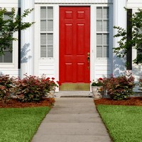 Pintu depan rumah berwarna merah menggambarkan pemiliknya adalah orang yang tradisional dan cenderung konservatif, suka menghibur dan jadi pusat perhatian. Kamu adalah tuan rumah yang menyenangkan, ramah dan bersemangat. Foto: iStock