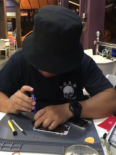 Amin lakukan empat pekerjaan demi bisa nikahi wanita yang dicintainya.