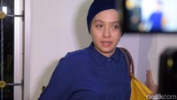 Viona Rosalina, istri Eko tampak berkaca-kaca saat menemui awak media. Pool/Noel/detikFoto.