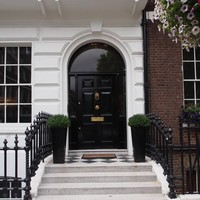 Pemilik rumah dengan pintu depan warna hitam adalah pribadi yang terorganisir, terkontrol dan biasanya lebih dominan. Hitam juga melambangkan sesuatu yang simpel dan elegan, begitu pun pribadimu. Foto: iStock