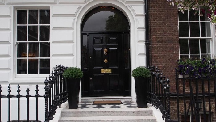 metaphorical welcome image showing a classical door with welcome sign and a red rose - rendering