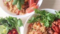 Nasi goreng Thai ini selain gurih, dilengkapi cocktail sausage yang digoreng. Ditaburi daun ketumbar dan dilengkapi cabe rawit iris. Komplet! Foto : Instagram @jkatherine